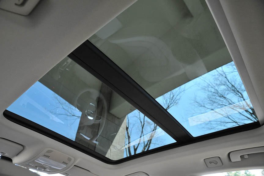 オプションの電動チルト式2ウェイガラスサンルーフ