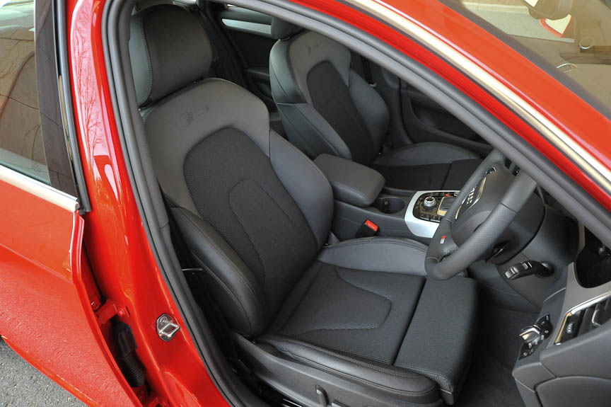 スプリントクロスとレザーのS-line専用スポーツシート