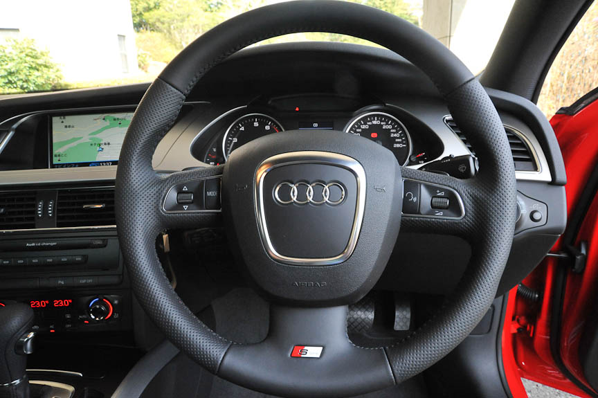 ステアリングにもS-lineのエンブレムが付く