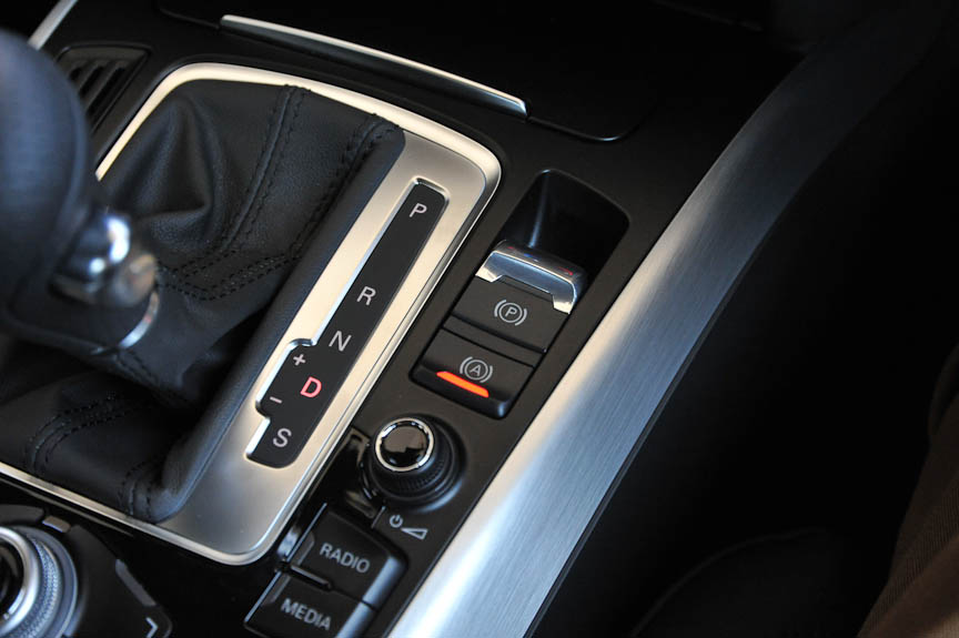 右上の「P」マークが電動パーキングブレーキのスイッチ。その下の「A」マークのスイッチは「ホールドアシスト」。オンにしておくと、停車時にブレーキを踏み続けなくても車を静止させられる。アクセルを踏むとブレーキが解除される。7速Sトロニックと同様に、現状では2.0 TFSI quattroとS4にのみ装備されている