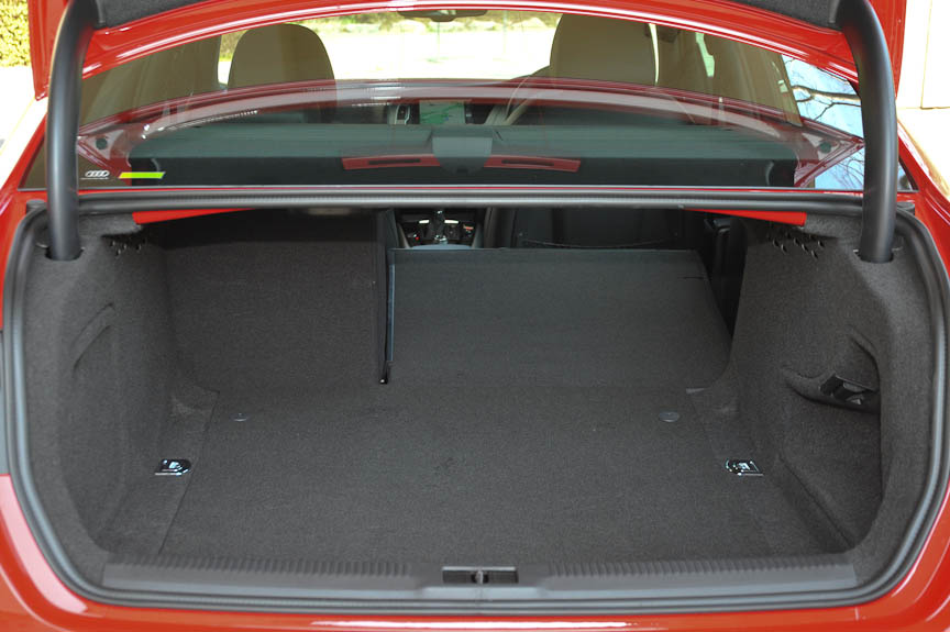 後席は4:6の分割可倒式