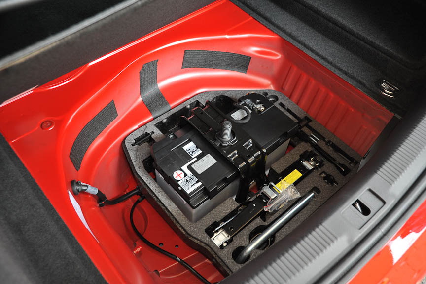 バッテリーはテンパータイヤの下に配置されている