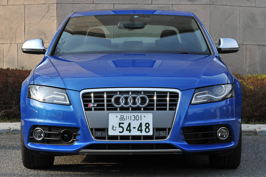 いかにもチューンドカーといった派手なエアロパーツはないが、よく見るとリアデッキの形状がA4とはまったく異なることに注目。スポイラー風の造形はトランクリッドだけでなく左右リアフェンダーにも及んでいる。このセクションはDピラーを含んでおり、S4のためだけにこのような大きな外装までオリジナルとして起こしていることが分かる