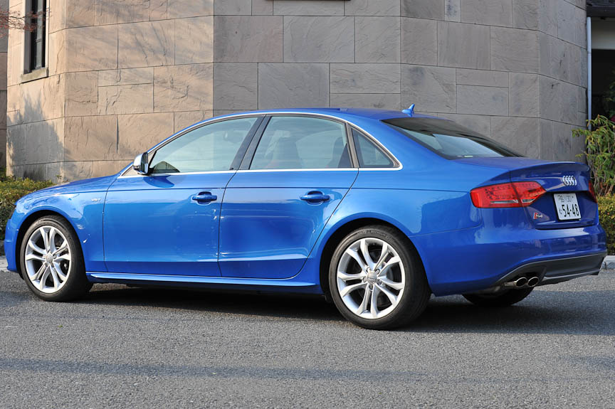 いかにもチューンドカーといった派手なエアロパーツはないが、よく見るとリアデッキの形状がA4とはまったく異なることに注目。スポイラー風の造形はトランクリッドだけでなく左右リアフェンダーにも及んでいる。このセクションはDピラーを含んでおり、S4のためだけにこのような大きな外装までオリジナルとして起こしていることが分かる