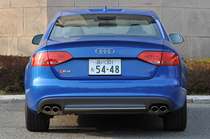 いかにもチューンドカーといった派手なエアロパーツはないが、よく見るとリアデッキの形状がA4とはまったく異なることに注目。スポイラー風の造形はトランクリッドだけでなく左右リアフェンダーにも及んでいる。このセクションはDピラーを含んでおり、S4のためだけにこのような大きな外装までオリジナルとして起こしていることが分かる