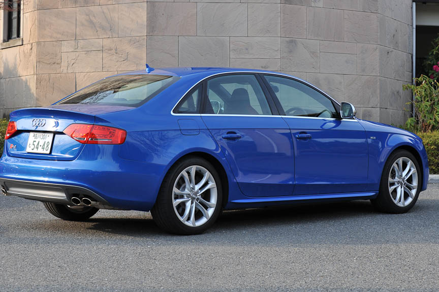 いかにもチューンドカーといった派手なエアロパーツはないが、よく見るとリアデッキの形状がA4とはまったく異なることに注目。スポイラー風の造形はトランクリッドだけでなく左右リアフェンダーにも及んでいる。このセクションはDピラーを含んでおり、S4のためだけにこのような大きな外装までオリジナルとして起こしていることが分かる