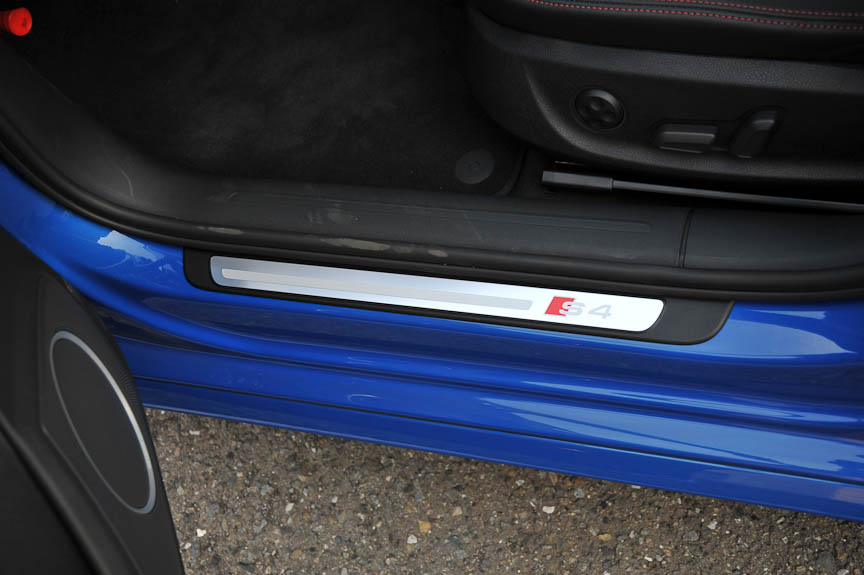 ドアシルプレートもS4専用