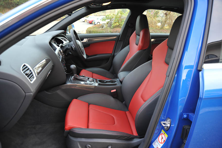 マグマレッドとブラックの2トーンレザー内装。MMIマルチメディアインターフェイスなども装備する