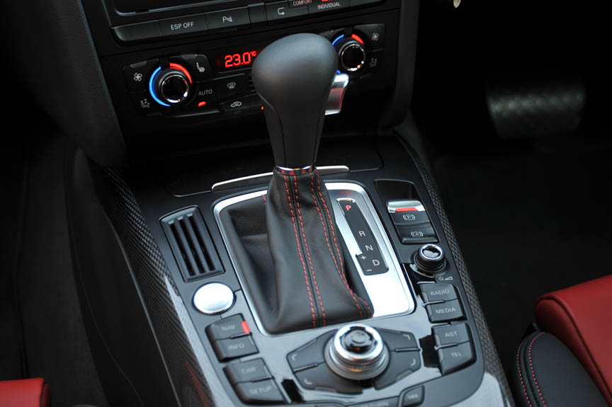 シフトレバーのブーツやステアリングのスティッチもマグマレッドでコーディネートされる。S4エンブレムはステアリングや計器盤にも付く。メーターパネルは300km/hまで記される（A4は280km/hまで）