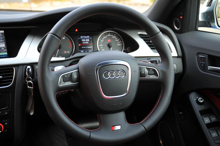 シフトレバーのブーツやステアリングのスティッチもマグマレッドでコーディネートされる。S4エンブレムはステアリングや計器盤にも付く。メーターパネルは300km/hまで記される（A4は280km/hまで）