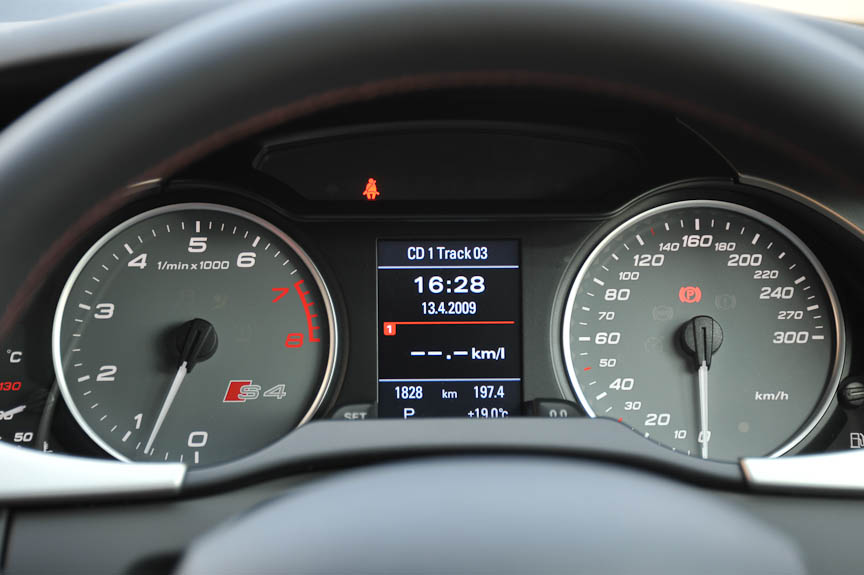 シフトレバーのブーツやステアリングのスティッチもマグマレッドでコーディネートされる。S4エンブレムはステアリングや計器盤にも付く。メーターパネルは300km/hまで記される（A4は280km/hまで）