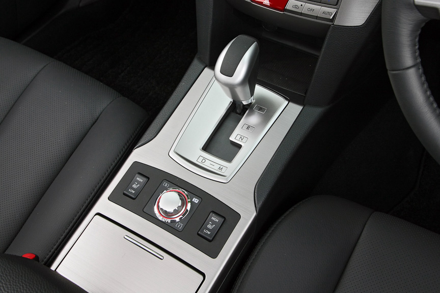 5速ATとCVT共通のシフトレバー。手前にあるのはSIドライブの切り替えスイッチで、その脇は本革シートにセットされるシートヒーターのスイッチ