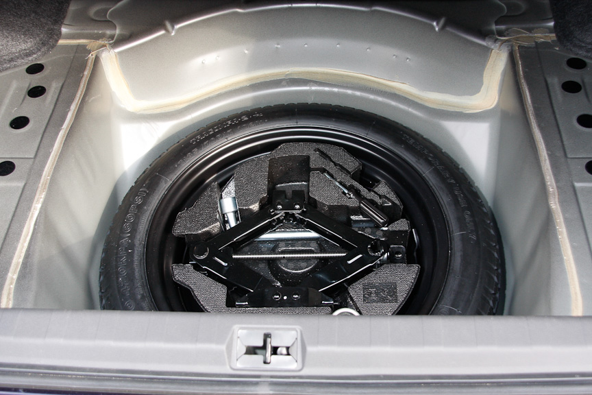 サブトランクの下にテンパータイヤと車載工具を搭載