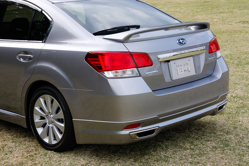 レガシィの持つ素の高級感を生かしつつ、スポーティな雰囲気のリアスタイル