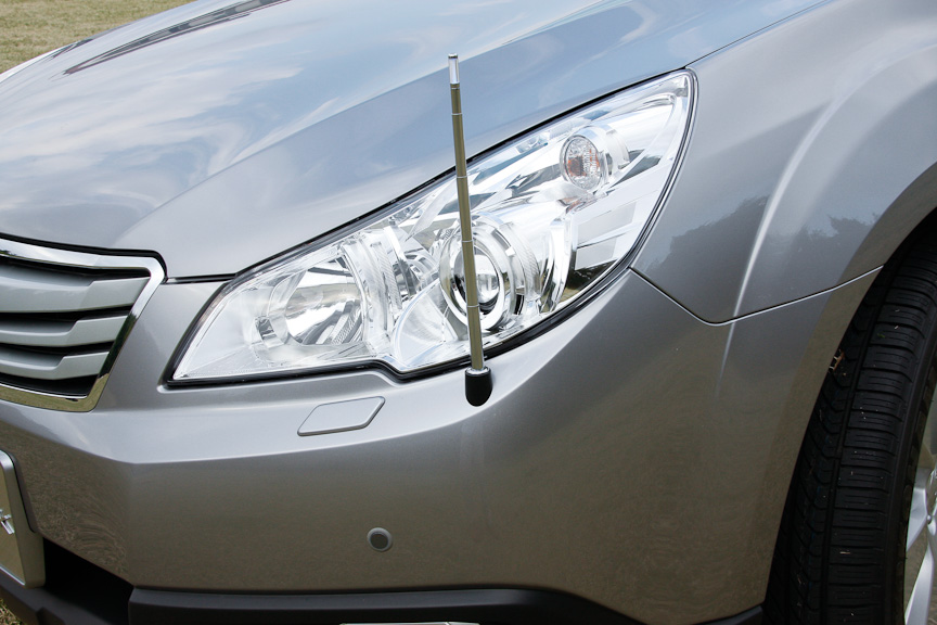 先端にブルーLEDが付いたフェンダーコントロール。イグニッションのON/OFFに応じて自動的に伸縮可能。バンパーに付く丸い部分はコーナーセンサーだ