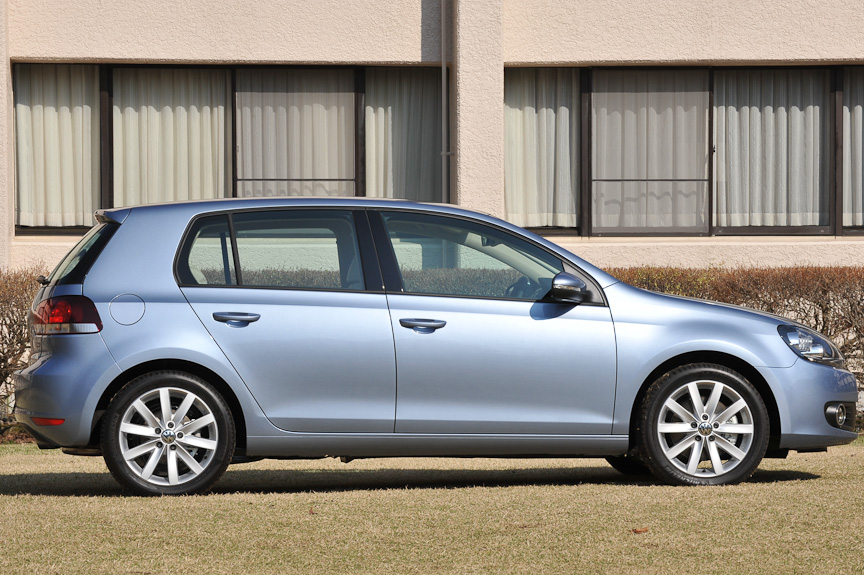 撮影した車両はボディーカラーが「シャークブルーメタリック」のTSIハイライン。デザインはワルター・デ・シルヴァによるもので、初代ゴルフの水平基調を取り入れたデザインと言う。フロントフェンダー上部からリアコンビネーションランプにかけて“トルネードライン”名付けられたシャープなキャラクターラインが入る