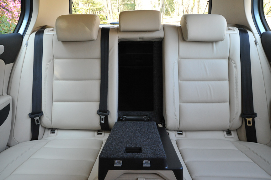 リアシートは6：4の分割可倒式。中央部にはアームレストも備え、ラゲッジルームとのスルー機構も持つので、長尺物の搭載にも便利