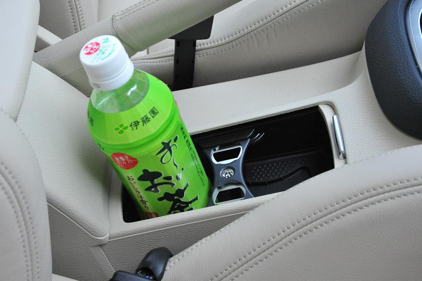 センターコンソール部には2つのポケットを備え、前方のポケットにはスライド式のシャッターが付くほか、栓抜きにもなるセパレーターを用いてカップホルダーの役目も果たす