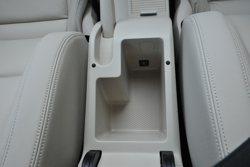 アームレスト下の後方ポケット