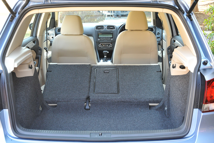 ラゲッジルームはISO測定値で350Lの容量を持つ。ラゲッジルームからも容易にシートを倒せるようレバーが配置されている