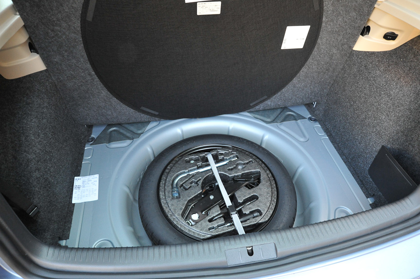 ラゲッジルーム下にはスペアタイヤを装備