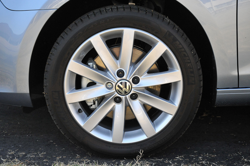 TSIハイラインは225/45 R17のタイヤを装備する。ホイールはV字を組み合わせた10スポークタイプ