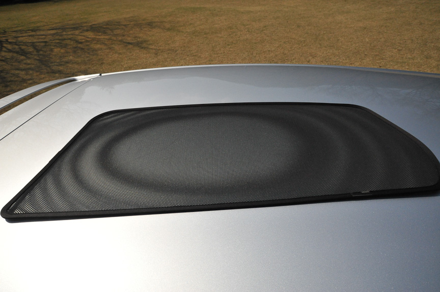 日差しの強い季節には便利なサンブラインド。リア用とサイド用があり、写真のようにたためるようになっている