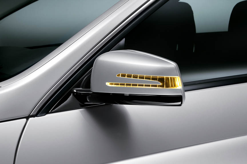 ドアミラー内蔵のターンシグナルランプは特異な形状