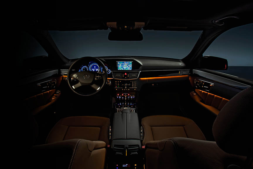 ダッシュボードやドアトリムに間接照明を装備