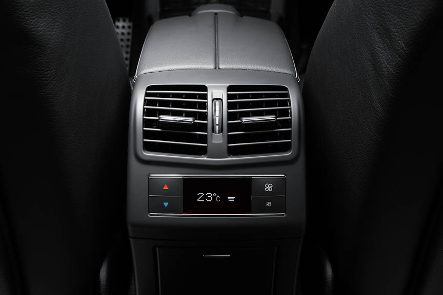 「クライメートコントロール」と称するエアコンは前席左右と後席を独立設定できる3ゾーンタイプ