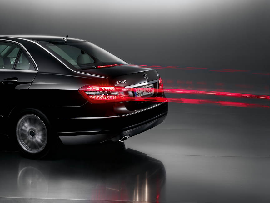 衝突時に点滅するアダプティブブレーキライト