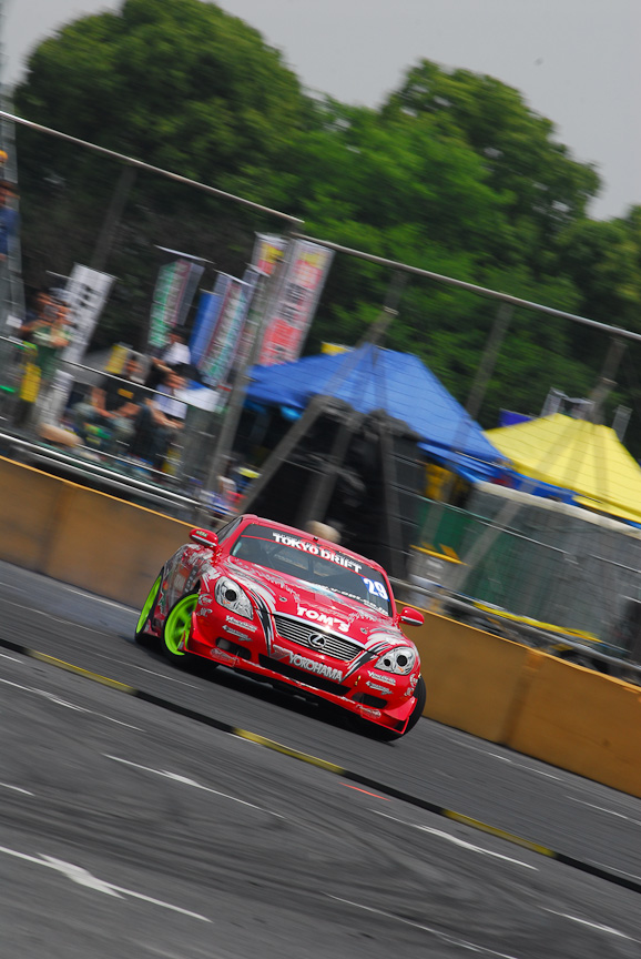 どれだけギリギリの走りを見せられるかが勝負のD1には、ど派手なクラッシュがつきもの