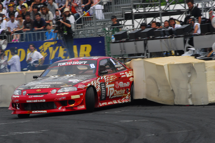 どれだけギリギリの走りを見せられるかが勝負のD1には、ど派手なクラッシュがつきもの