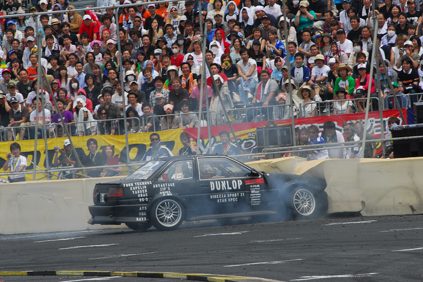 どれだけギリギリの走りを見せられるかが勝負のD1には、ど派手なクラッシュがつきもの