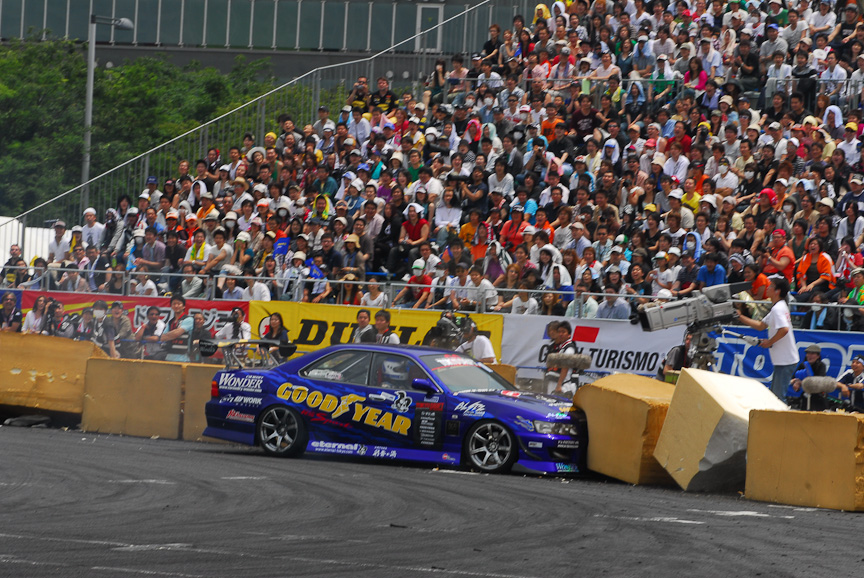 どれだけギリギリの走りを見せられるかが勝負のD1には、ど派手なクラッシュがつきもの