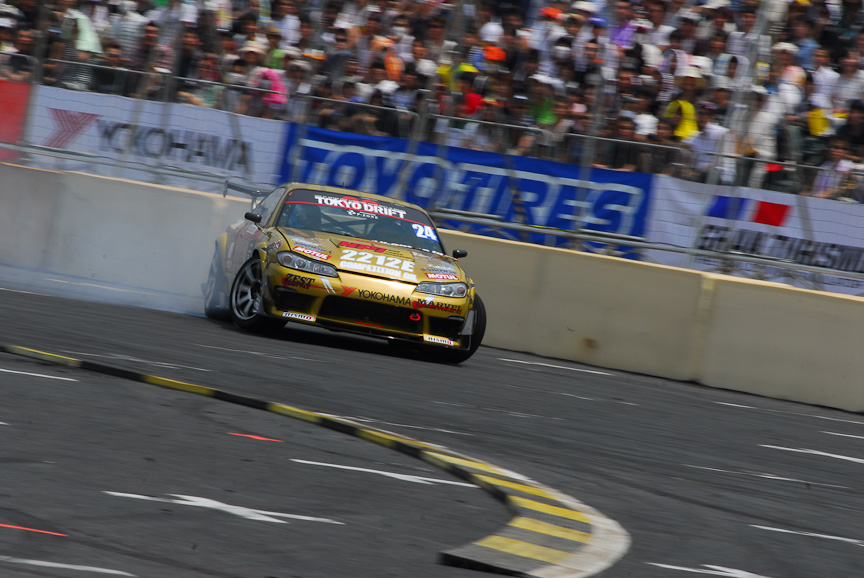 明らかにテールがクラッシュパッドにのめり込むも、何事もなかったかのように振り抜くテクニックはさすがの一言