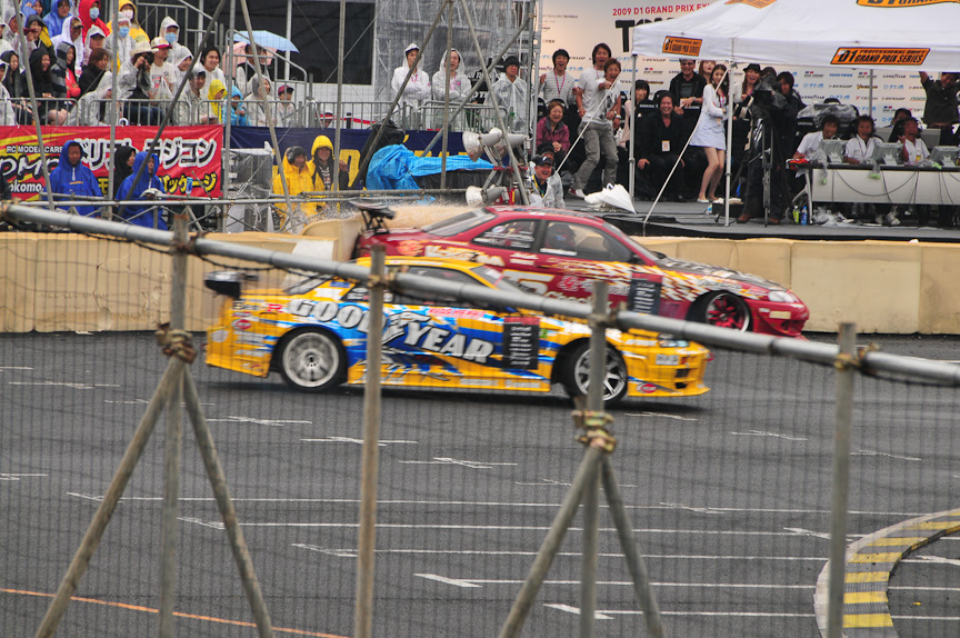 先行上野の目の前でのクラッシュをスピンしてかわす手塚の神ワザ