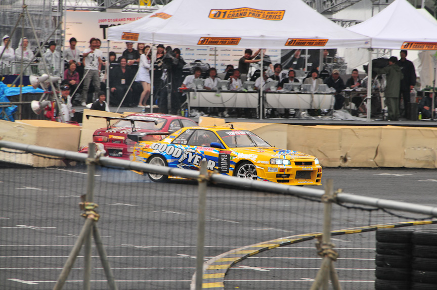 先行上野の目の前でのクラッシュをスピンしてかわす手塚の神ワザ