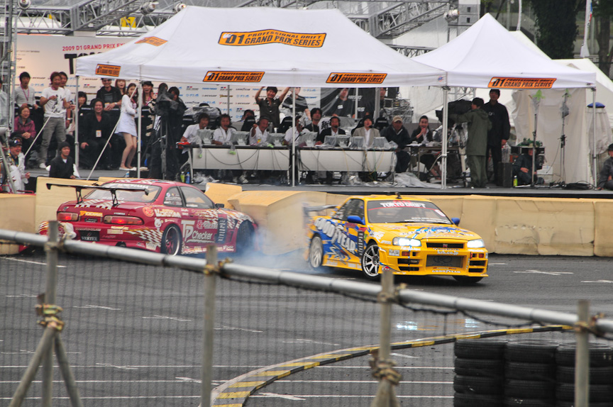 先行上野の目の前でのクラッシュをスピンしてかわす手塚の神ワザ