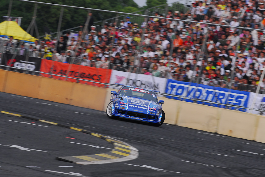 準決勝進出をかけた川畑VS古口の戦い。猛スピードで振っていった川畑がスポンジバリアにクラッシュ