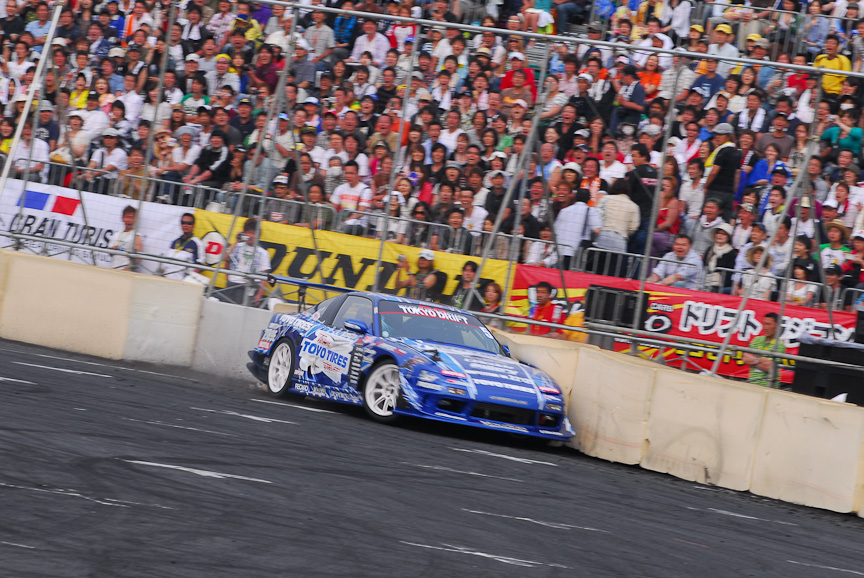 準決勝進出をかけた川畑VS古口の戦い。猛スピードで振っていった川畑がスポンジバリアにクラッシュ