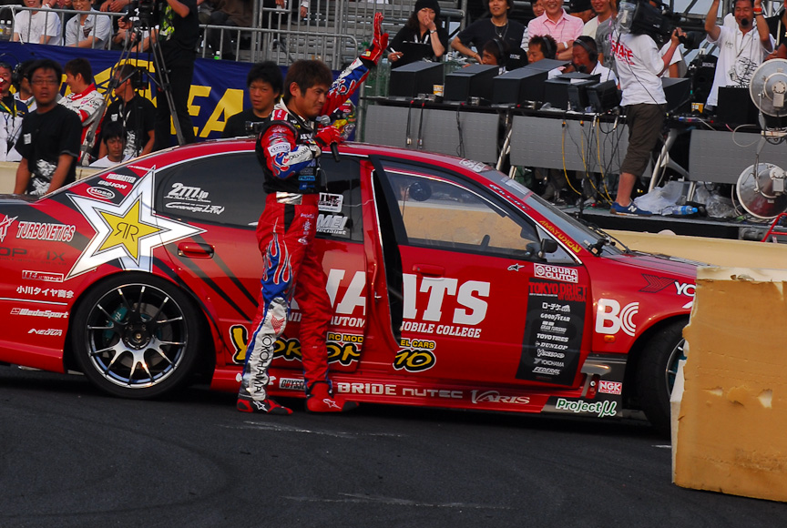 クラッシュした後のほうがノリノリの織戸。なぜかマイクパフォーマンスまで