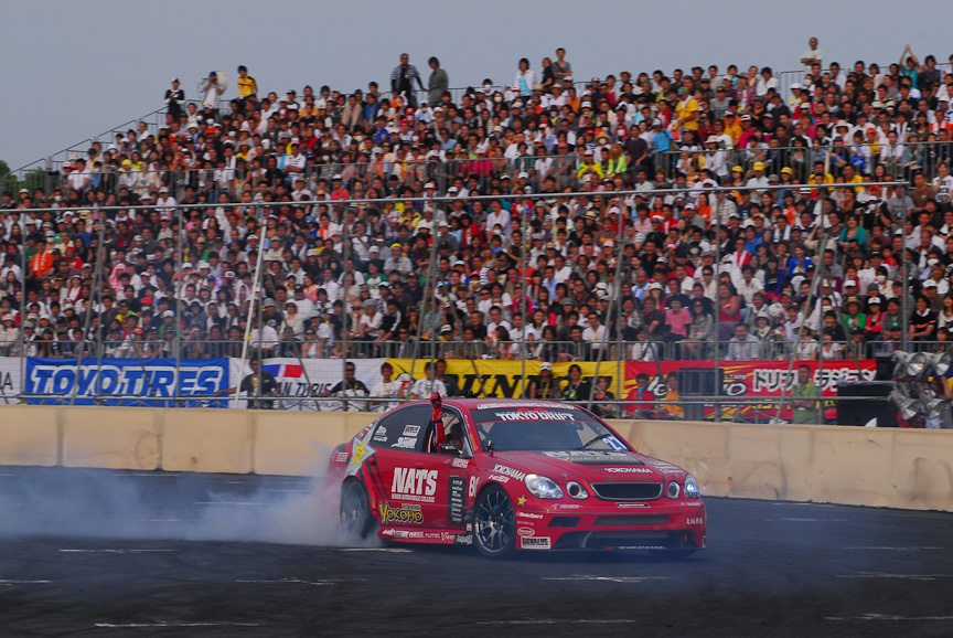 クラッシュした後のほうがノリノリの織戸。なぜかマイクパフォーマンスまで