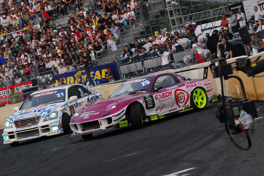時田の覆面パトパワーが炸裂！ 高山のRX-7をクラウンであおり倒し圧勝