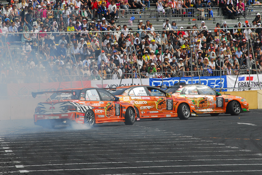 チームオレンジは、3連ドリフトといったデモンストレーションや、ハウスネーションダンサーズとのコラボアトラクションなどを披露