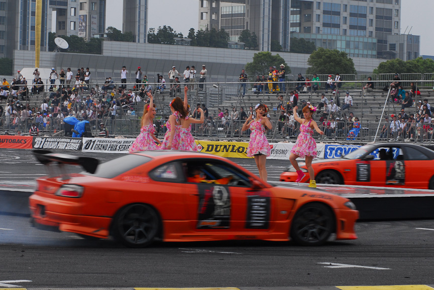 チームオレンジは、3連ドリフトといったデモンストレーションや、ハウスネーションダンサーズとのコラボアトラクションなどを披露