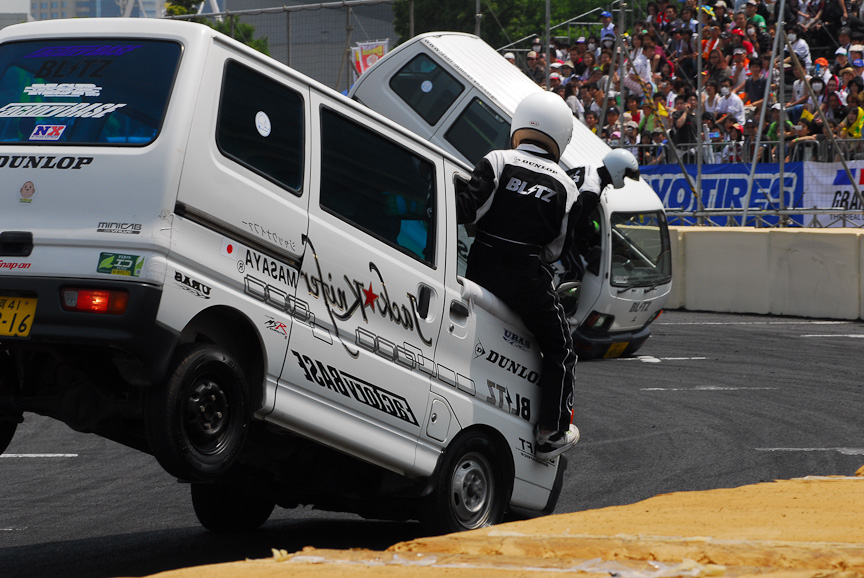 さらに窓から乗り出しちゃってます