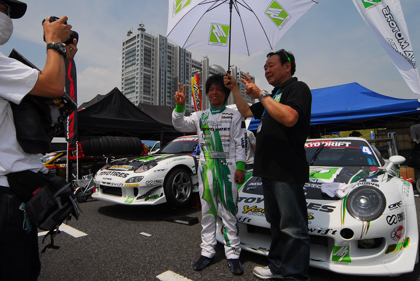 ファンとドライバーやマシンが間近でふれあうピットウォーク。ドライバーも気軽にファンの希望に応えてくれる