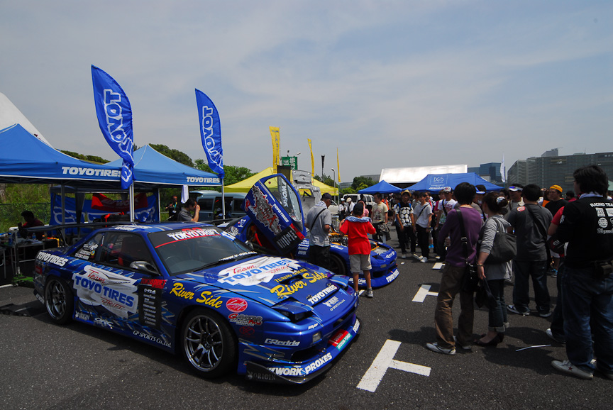 ファンとドライバーやマシンが間近でふれあうピットウォーク。ドライバーも気軽にファンの希望に応えてくれる