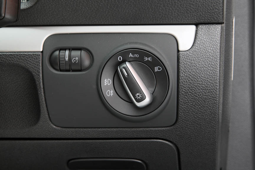ステアリングコラム右手にはダイヤル式のライトスイッチ。メーターパネルの照度変更用ダイヤルも用意されている。左右のスポーク背後にはマニュアル操作用のパドルシフトを配置